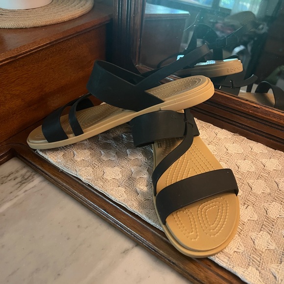 CROCS Shoes - CROCS Classic Tulum Strappy Sandals Flat Rubber Tan and Black Women's Size 8 EUC